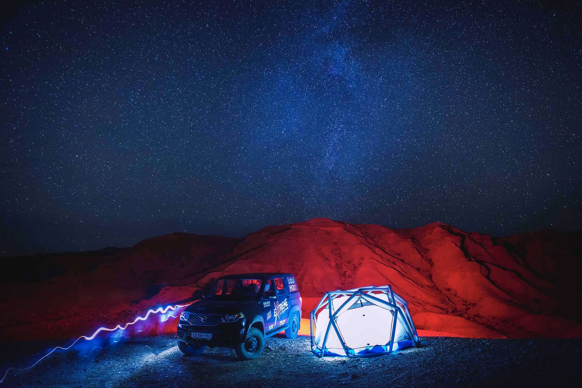 モンゴルのオフロード・ツアー、夜のキャンプ場、車とテント、そして果てしなく広がる星空。