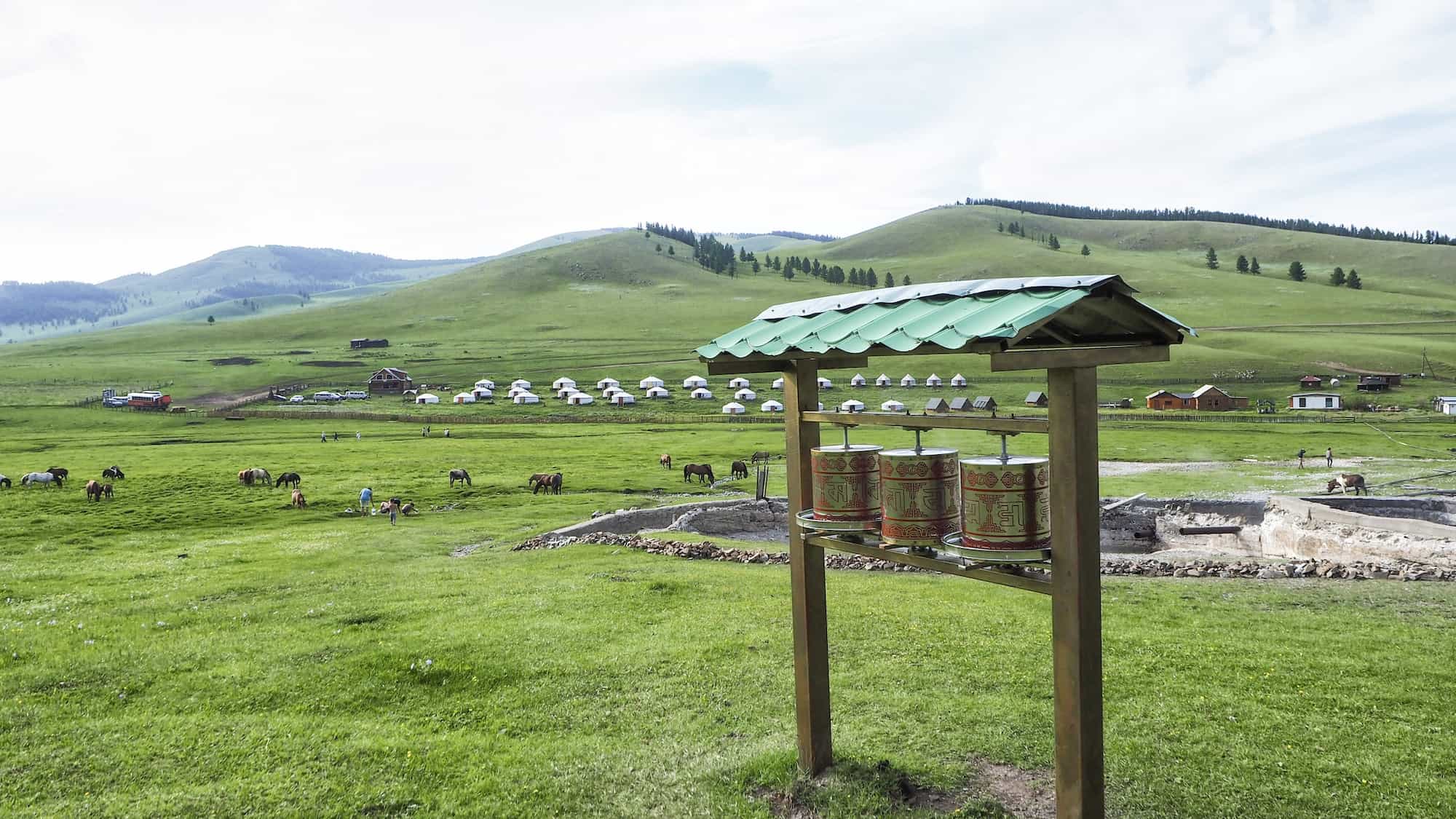 L'entrée du camping de Tsenkher Hot Spring en Mongolie centrale avec de nombreuses yourtes traditionnelles mongoles en arrière-plan.