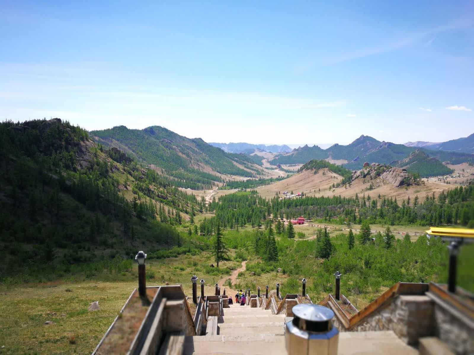Parque Nacional de Terelj Escaleras de Monsatery con vistas a la cordillera