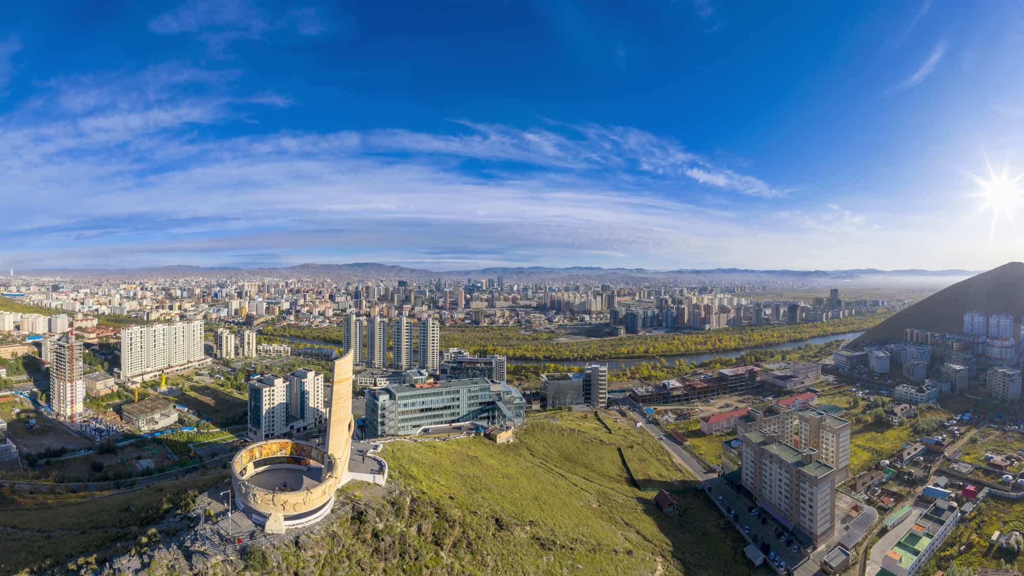 Vista aérea de Ulán Bator sobre el monumento conmemorativo de la colina de Zaisan