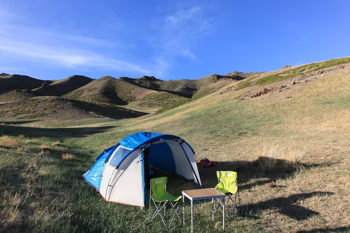 蒙古越野之旅的露营地,后方是连绵起伏的青山