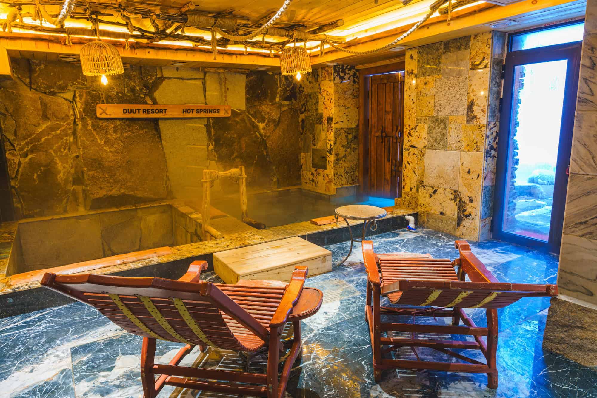 sillas en una habitación con aguas termales