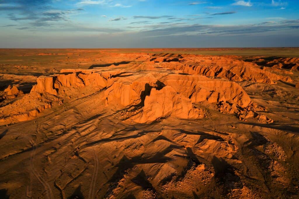 Vista aérea de los acantilados en llamas de Bayanzag al atardecer en Mongolia, en el desierto de Gobi