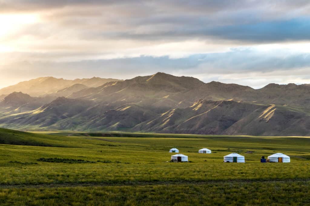 Paisaje verde en Mongolia durante la mejor época para viajar
