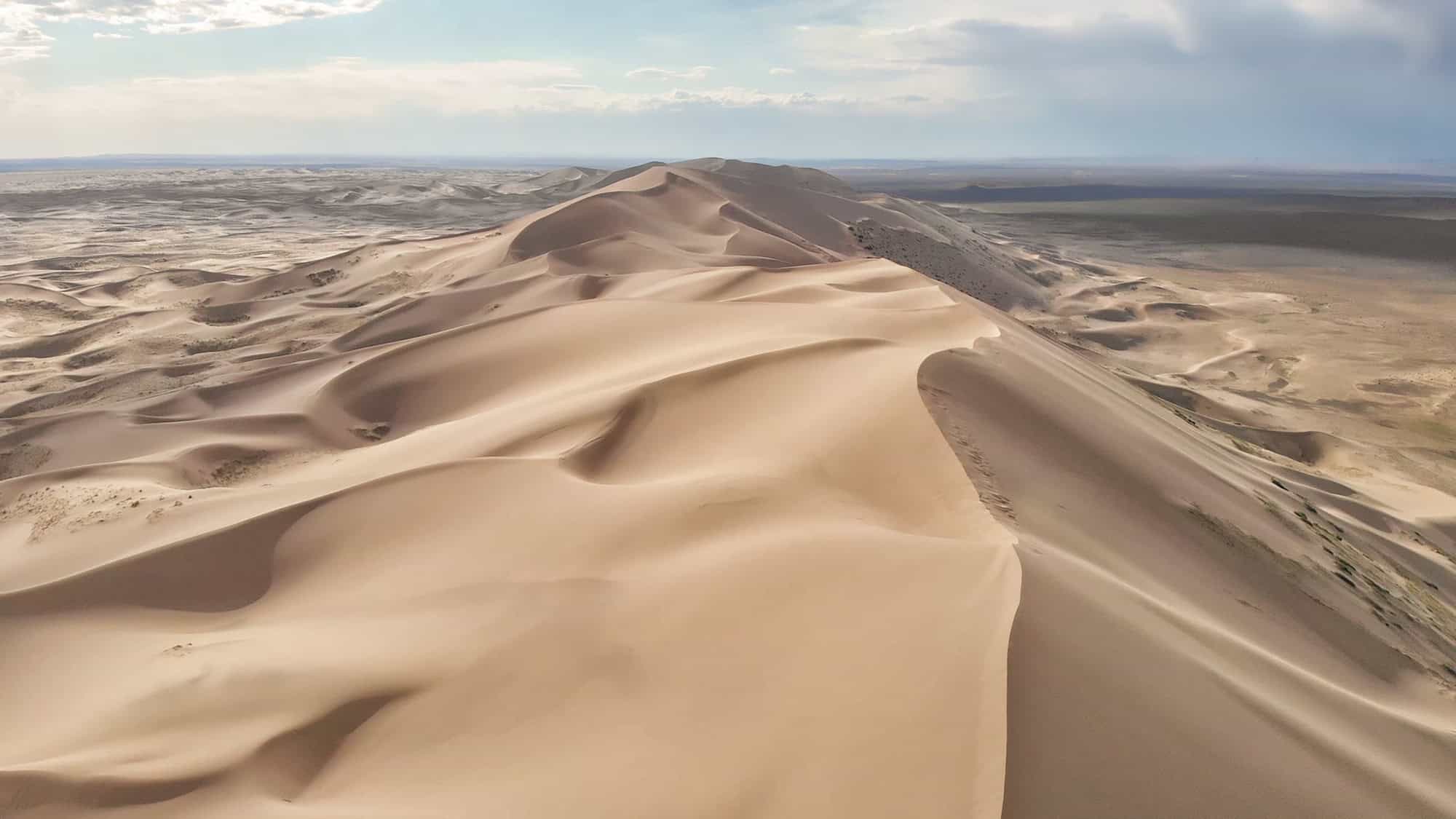 Khongor Kum Tepeleri'nin havadan görünümü, Gobi Çölü, Moğolistan