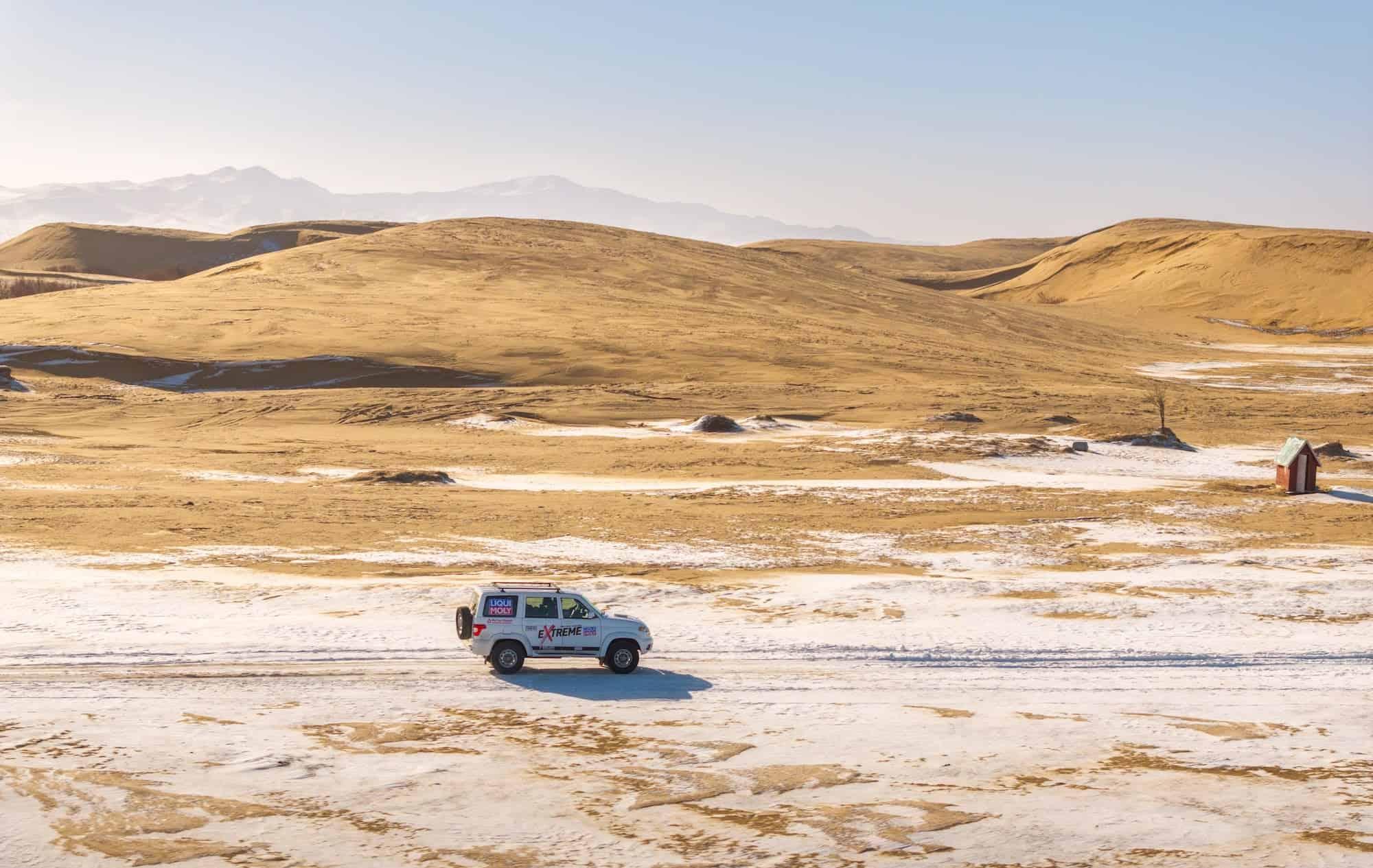 Ein mongolischer Offroad-Wintertour-Wagen fährt im Winter bei Elsen Taserkhai
