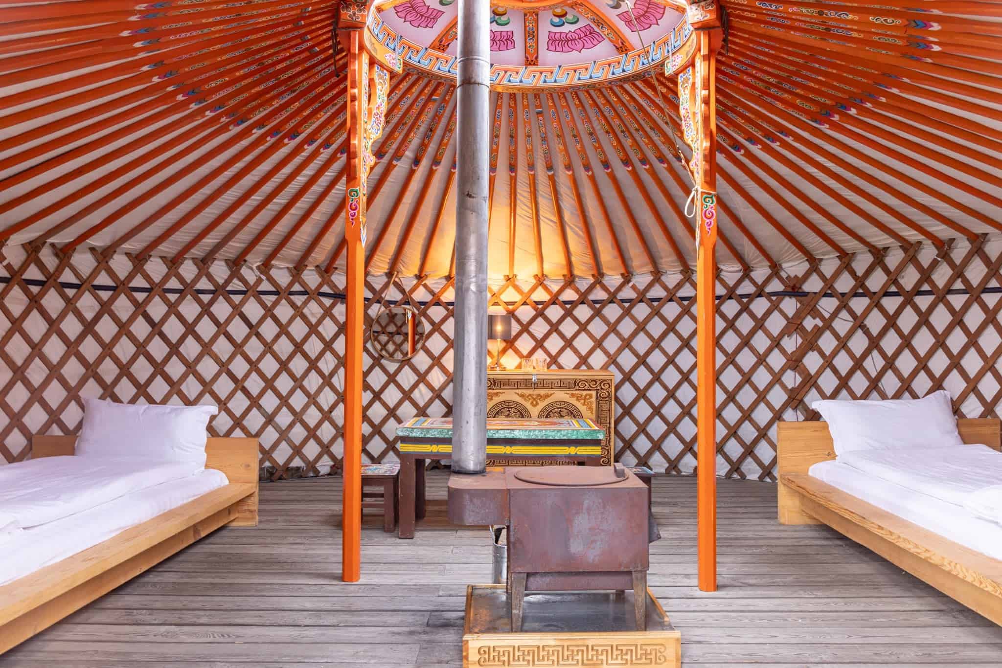 Das Innere einer traditionellen Jurte und Yeruu-Lodge mit zwei Schlafzimmern