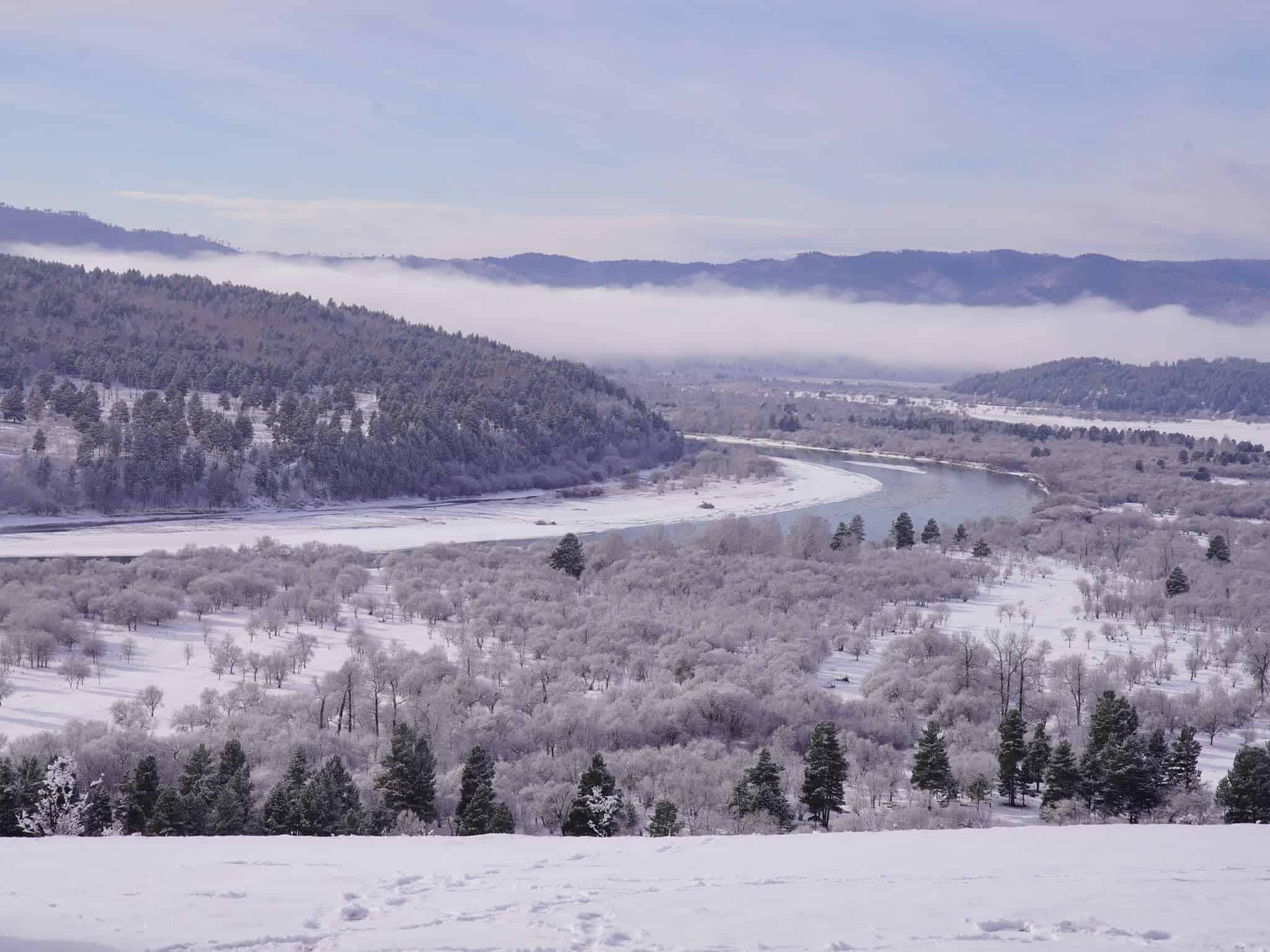 Ein Blick über die gefrorene Wildnis auf einer Mongolei-Winterreise