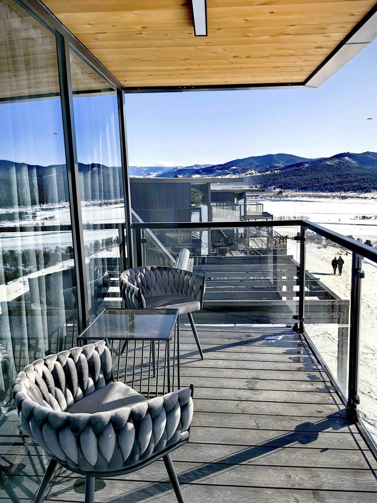 Der Blick von einem Balkon einer Berghütte in der nördlichen Mongolei auf eine schneebedeckte Landschaft
