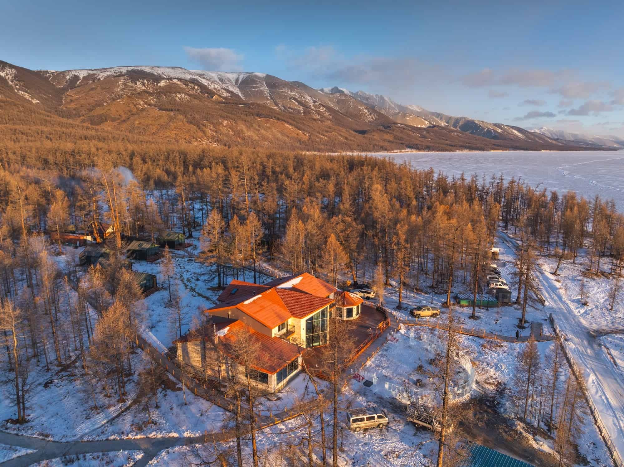 Eine Hütte an einem See auf einer Wintertour durch die Mongolei