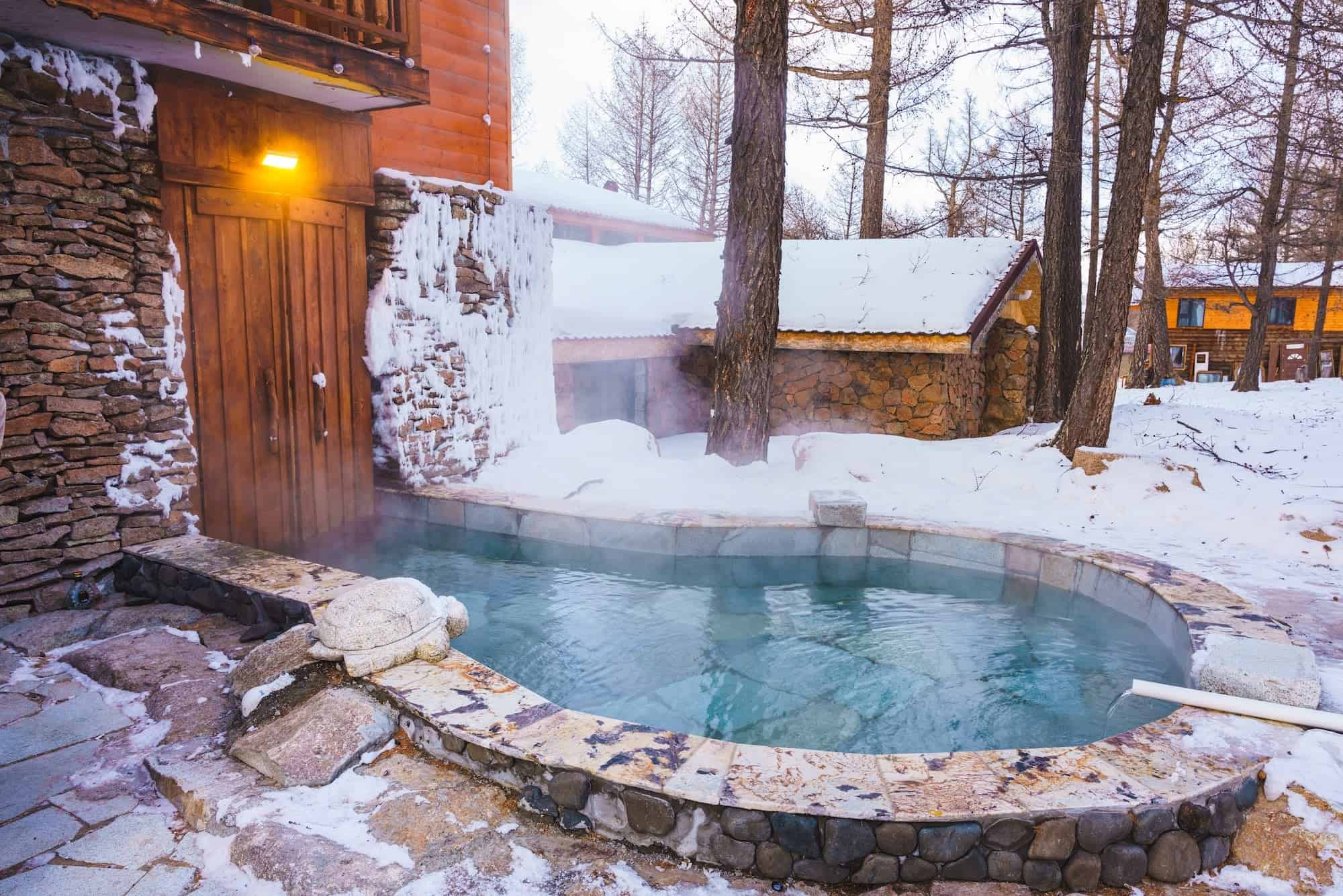 Besuch einer heißen Quelle auf einer Wintertour durch die Mongolei