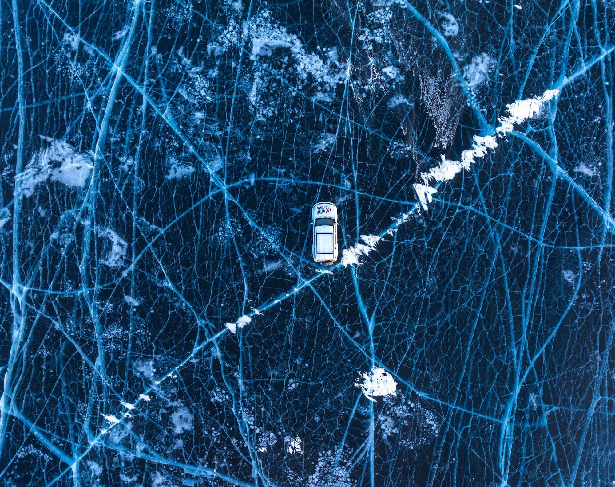 Ein mongolischer Geländewagen fährt über einen zugefrorenen See