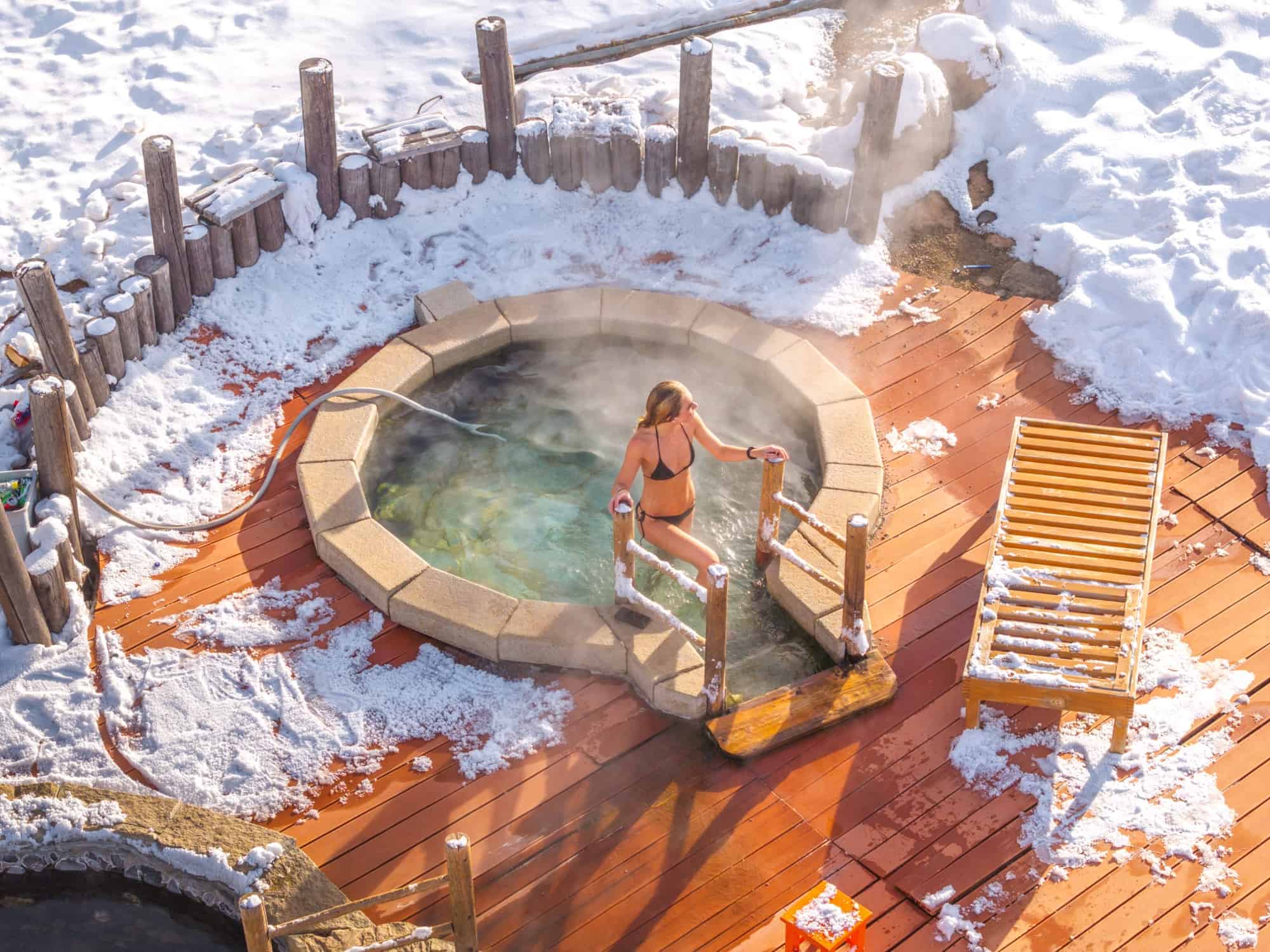 eine frau im badeanzug verlässt eine natürliche heiße quelle in der nordmongolei