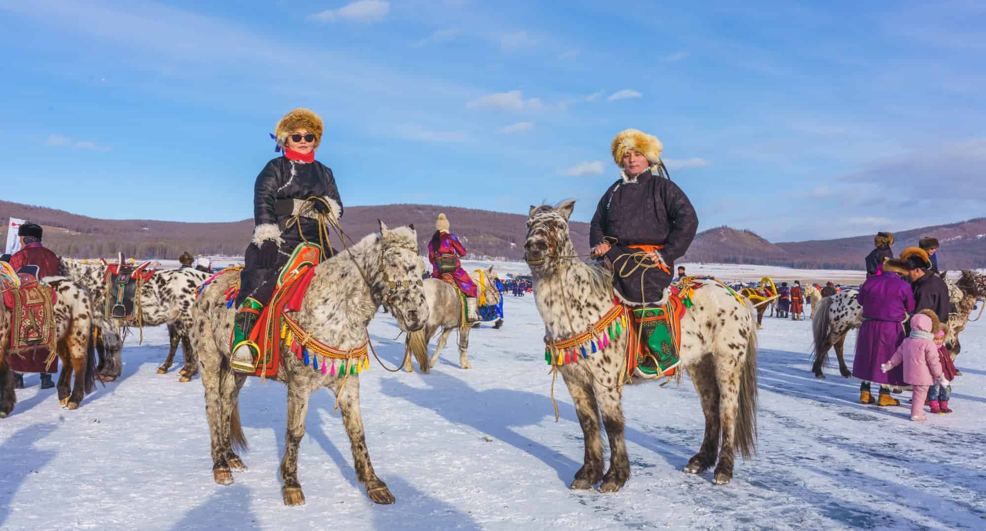Zwei mongolische Nomaden zu Pferd auf einem zugefrorenen See