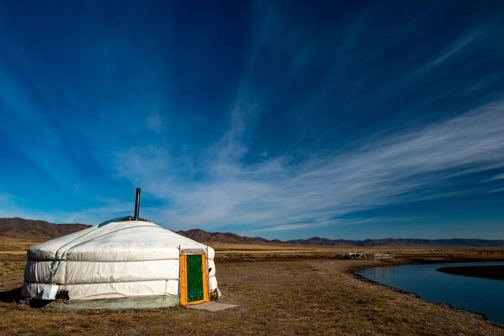 유목 문화를 체험하려면 몽골 게르 유르트에 머무는 것이 가장 좋습니다.