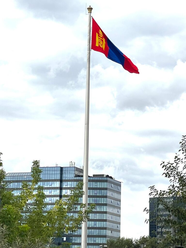 Bandera de Mongolia en el mástil de Ulán Bator