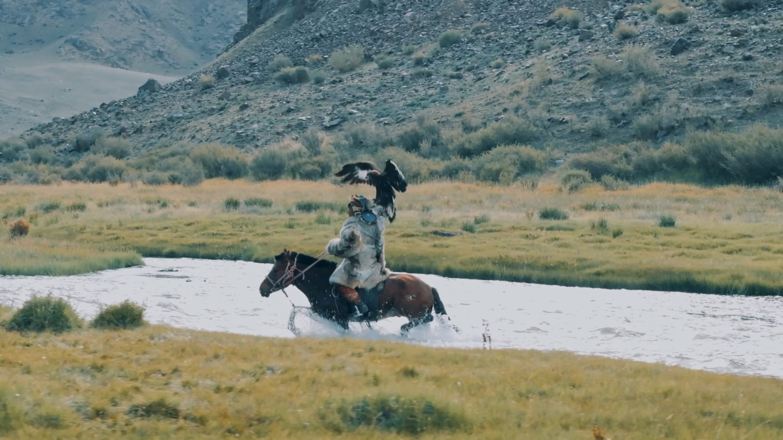 Staying with eagle hunters in Altai is a an unforgettable moment on the 3 weeks Mongolia tour